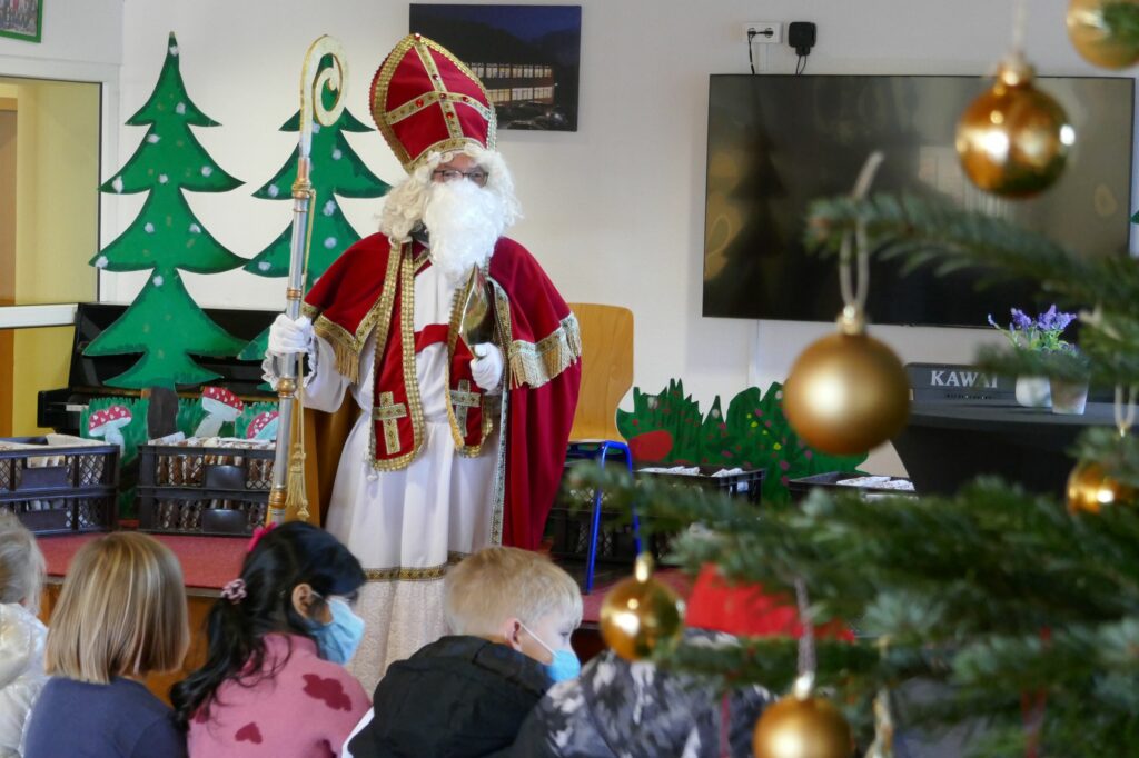 Der BVR-Nikolaus besucht Kindergärten und Grundschule